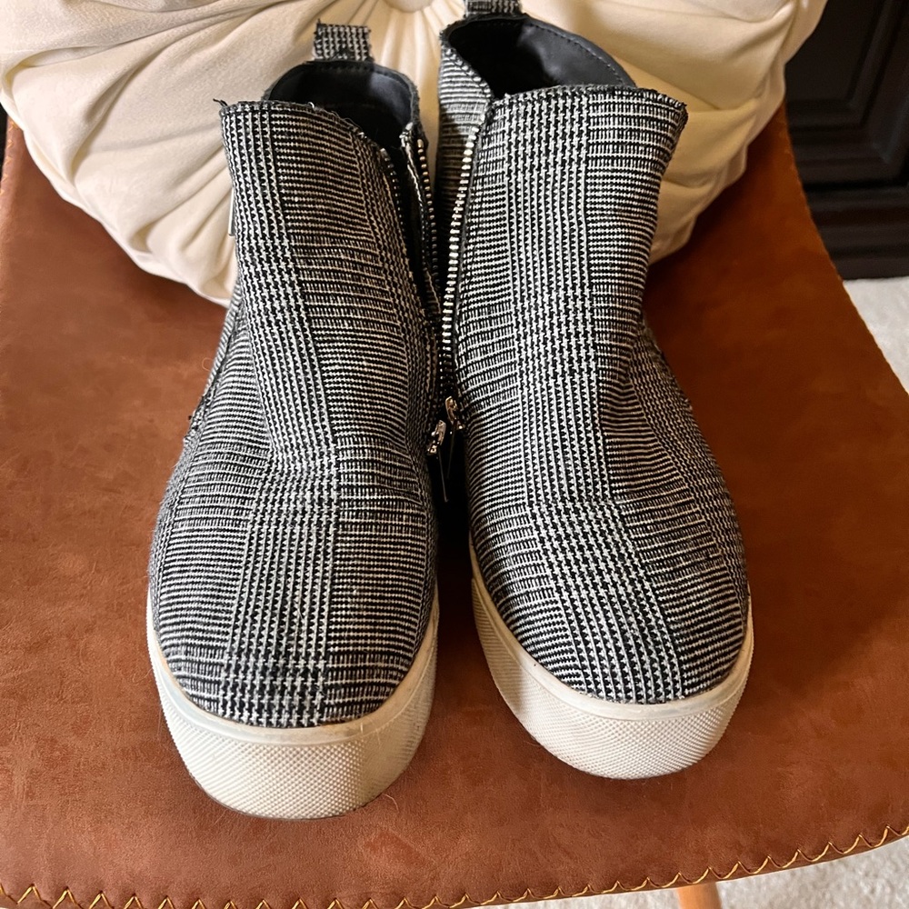 Woman’s size 9 double side zipped boots with slight heel.